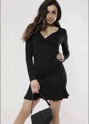 Базовое черное платье мини с рюшей