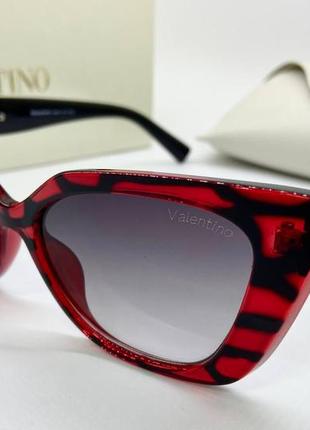 Стильный женский солнцезащитные очки.