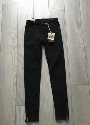 Джинси скінні