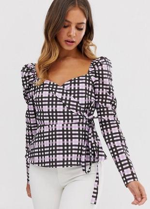 Топ з вирізом у вигляді серця і об'ємним рукавом