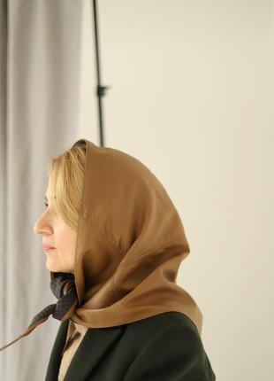 Двостороння косинка з натуральної шкіри в карамельному кольорі