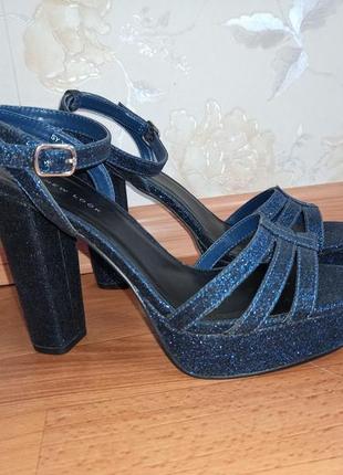 Блистящие стильні босоніжки