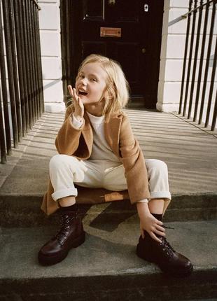 Стильнте легке пальто-тренч від zara