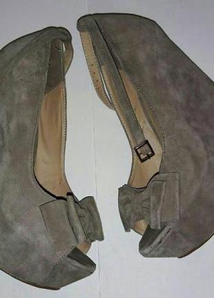 Гарні туфлі на платформі танкетці замшеві