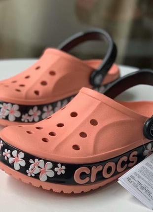 Кроксы crocs bayaband clog, розовые с цветочным принтом.1 фото