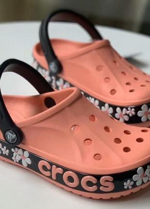 Кроксы crocs bayaband clog, розовые с цветочным принтом.3 фото