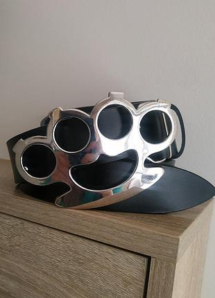 Шкіряний ремінь з великою бляхою