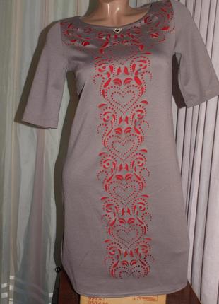 Красивое платье (м замеры) с вырезным узором на красной подкладе, изумительно смотрится.