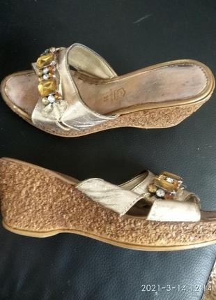 Шлепки на платформе