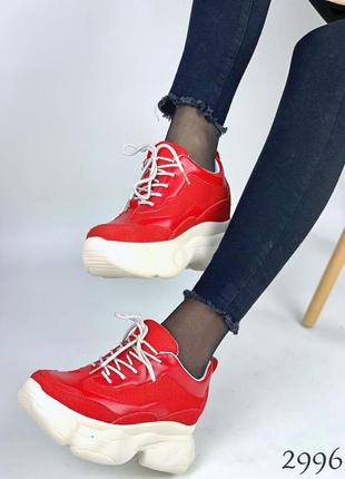 Снікерси червоного кольору .