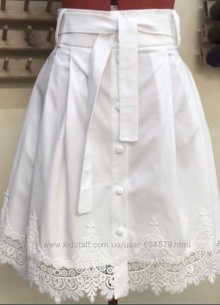 Белая юбка с кружевом на пуговицах