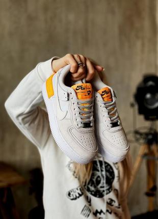 Круті жіночі кросівки nike air force 1 бежеві з білим