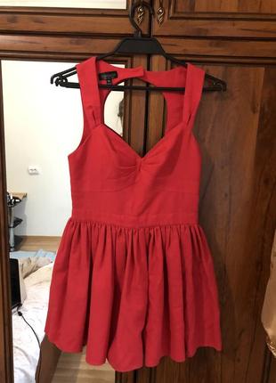 Коротка червона сукня з відкритою спиною