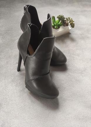 Стильные актуальные чёрные ботильоны ботинки на высоком каблуке zara2 фото
