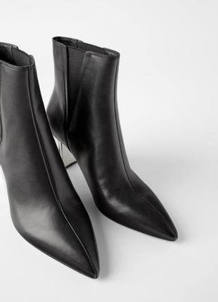 Кожаные ботильоны zara, черного цвета на удобных каблуках серебряного цвета