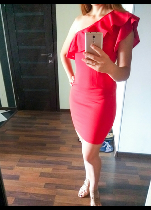 Новое красное платье с воланом2 фото
