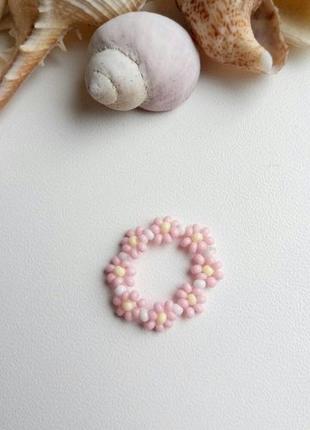 Кільце перстень з бісеру каблучка ромашки квіточки ніжний рожевий тренд 2021