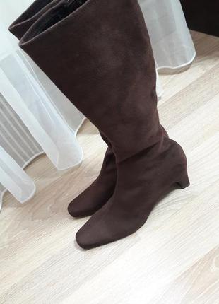 Текстильные сапоги коричневого цвета на низком каблуке spot on
