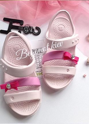 Скнлалии кроксы сrocs kids keeley charm на девочку нежно розовые