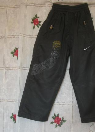 Спортивные брюки темно-серого цвета,фирменные,на подкладке.