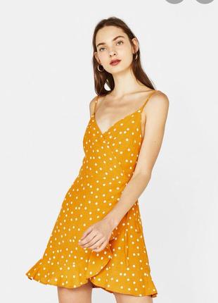 Шикарное платье на запах в горошек с оборками