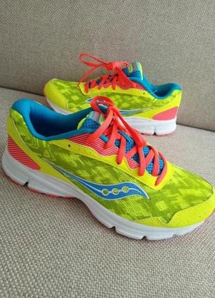 Яскраві кросівки  для бігу нові saucony sapphire s15220-1 оригінал))