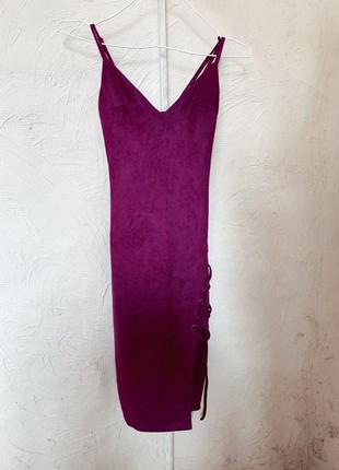 Фіолетове замшеве плаття з розрізом