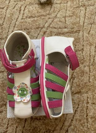 Босоножки закрытые