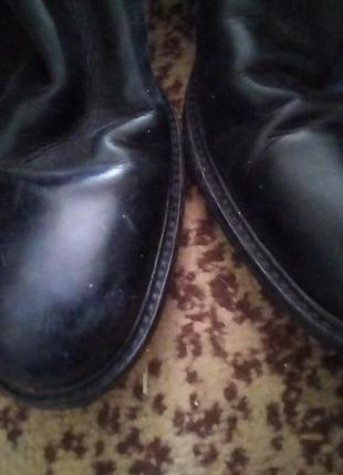 Чёрные кожаные сапоги на низком каблуке3 фото