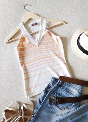 Короткий топ с v- образным вырезом