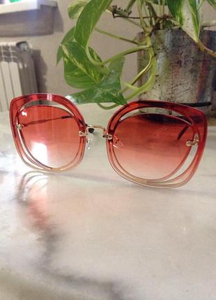 Крутые солнцезащитные очки.