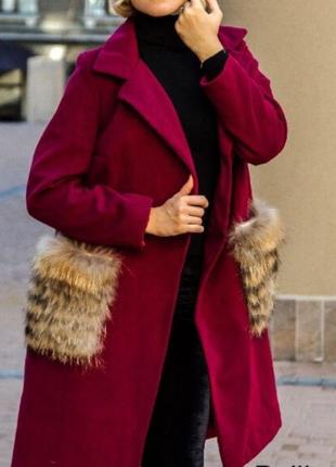 Трендовое демисезонное пальто с нат. мехом енота.. новое!