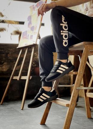 Шикарні жіночі кросівки adidas iniki чорні з білими смужками унісекс 36-46 р4 фото