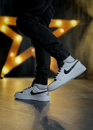 Відмінні чоловічі кросівки nike air jordan 1 low білі з чорним9 фото