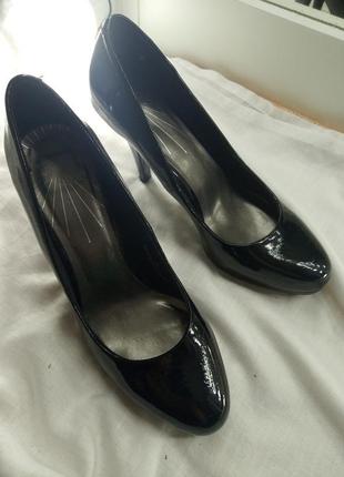 Лаковые туфли лодочки чёрные классика шпилька заокругленные6 фото