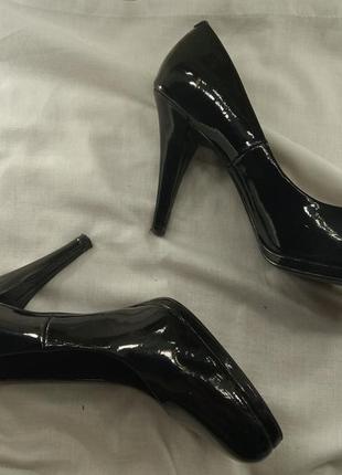Лаковые туфли лодочки чёрные классика шпилька заокругленные10 фото