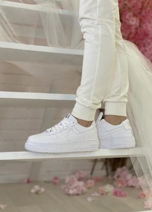 Шикарні жіночі кросівки nike air force 1 pixel білі6 фото