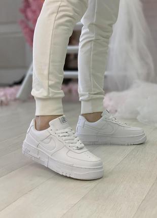 Шикарні жіночі кросівки nike air force 1 pixel білі2 фото
