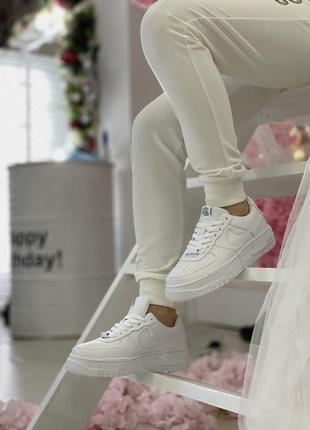 Шикарні жіночі кросівки nike air force 1 pixel білі7 фото