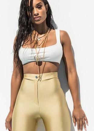 Кремовый топс глубоким овальным вырезом в рубчик