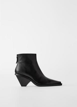 Шкіряні козаки zara, чорного квітами