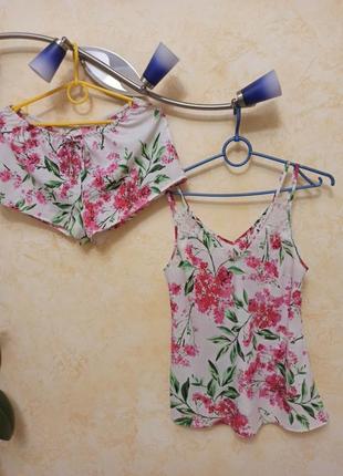 Красивая пижама маечка с шортиками с флористичным принтом