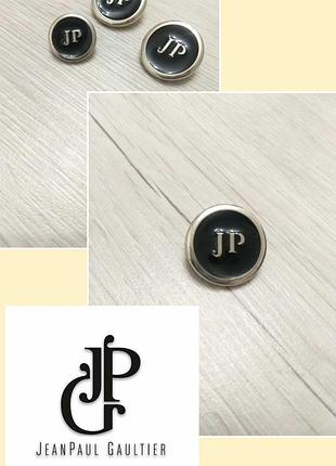 Гудзики с логотипом jp от дизайнера жан поль готье.