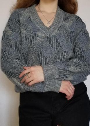 Натуральный шерстяной теплый свитер оверсайз с v-образным вырезом2 фото