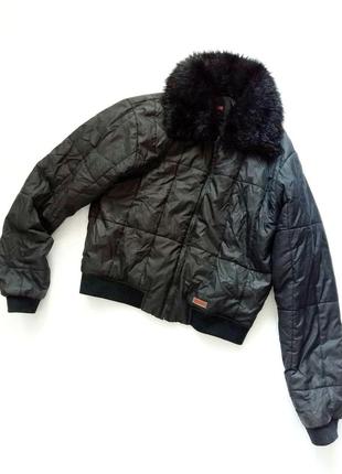 Черная демисезонная куртка colins. легкая, но теплая.