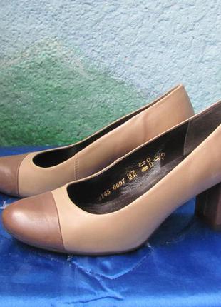 Нові бежево-коричневі шкіряні туфлі marco на стійкому каблуці, р. 36,5