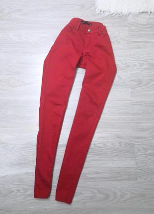 Красные тонкие джинсы