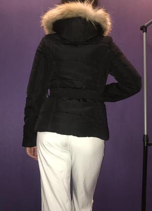 Курточка чёрная под пояс с натуральным мехом8 фото
