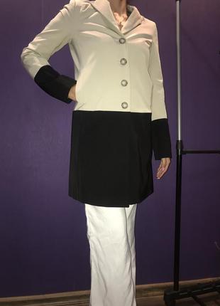 Актуальний плащ пальто чорний тренч і ніжно зелений міді