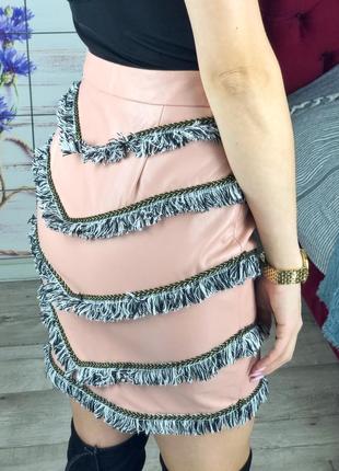 Розовая юбка мини из эко кожи  с бахромой 1+1=37 фото